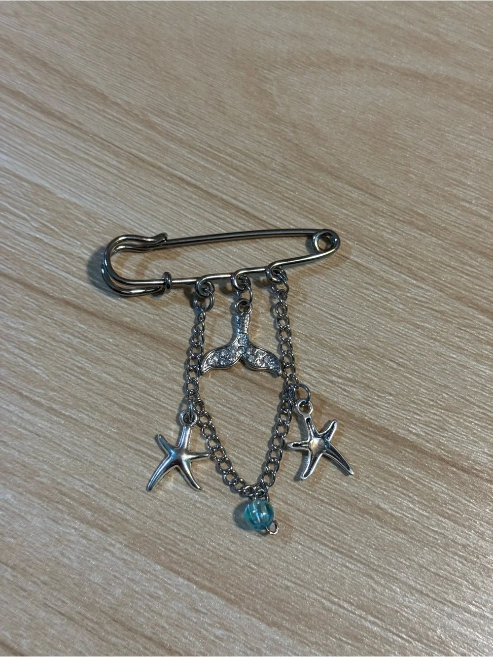 🧜🏼‍♀️ Silver toned Safety Pin Brooch with Blue Bead and Starfish